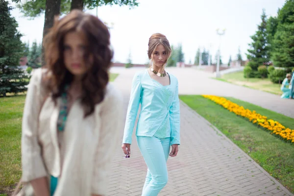 Unga kvinnor promenader i parken — Stockfoto