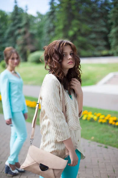 Jeune femme dans la rue — Photo