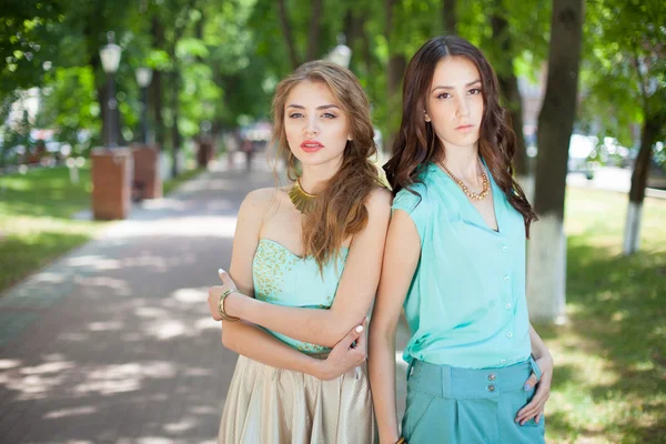 Porträtt av två vackra flickor — Stockfoto