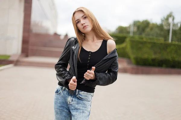 Mujer joven al aire libre —  Fotos de Stock