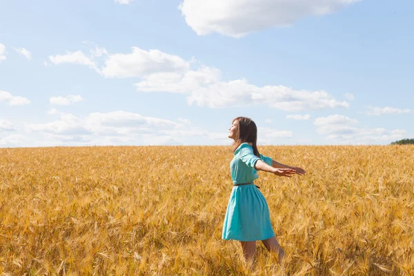 밀 밭의 여자 — 스톡 사진