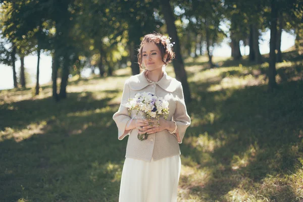 Novia con ramo —  Fotos de Stock