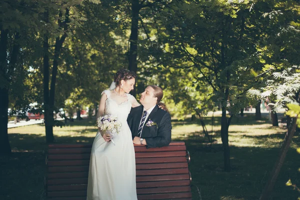 Liebender Bräutigam und Braut — Stockfoto