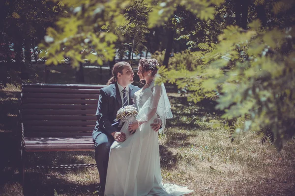 Milující ženich a nevěsta — Stock fotografie