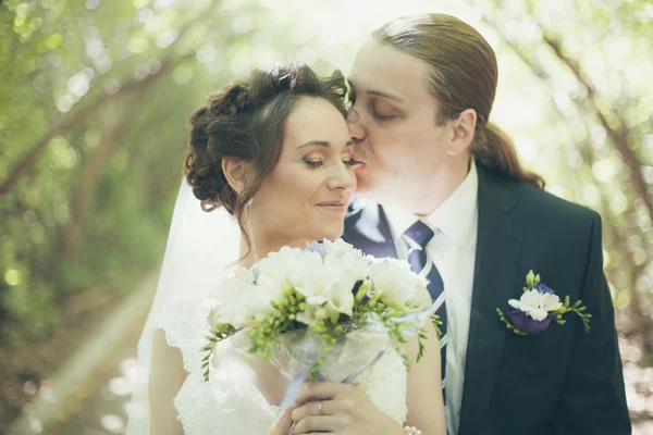 Noiva e noivo em ceramonia de casamento — Fotografia de Stock