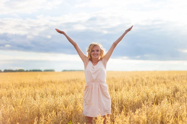 Woman in Wheat Field With Arms Outstretched — Stock Photo, Image