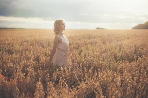 Vrouw staand in een veld — Stockfoto
