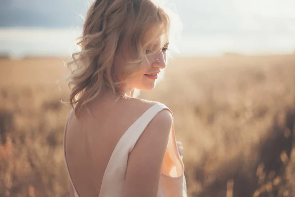 Piękna blond dziewczyna w polu pszenicy — Zdjęcie stockowe