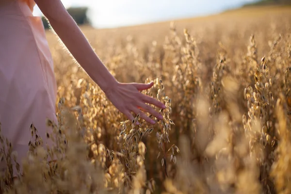 Mano de una joven en un campo — Foto de Stock