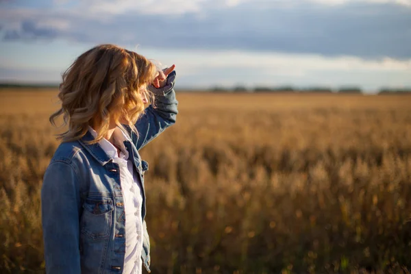 Vrouw in het tarweveld — Stockfoto