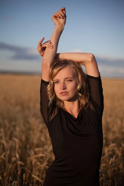 Mujer joven disfrutando de la luz solar — Foto de Stock