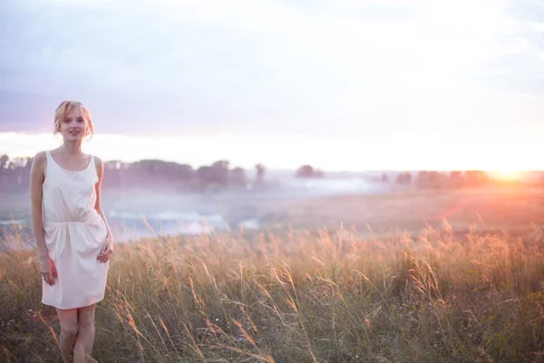 Jovem mulher desfrutando da luz solar — Fotografia de Stock