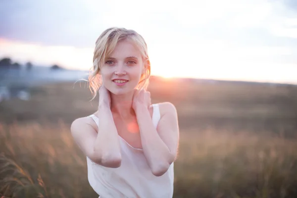 Mujer joven disfrutando de la luz solar — Foto de Stock