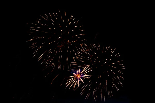 Helder kleurrijke vuurwerk en salute — Stockfoto