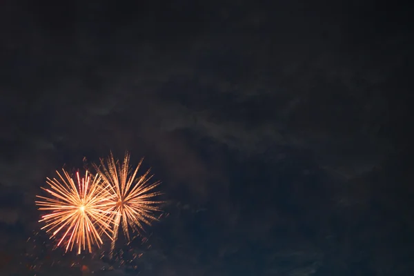 Farbenfrohes Feuerwerk explodiert am Abendhimmel — Stockfoto