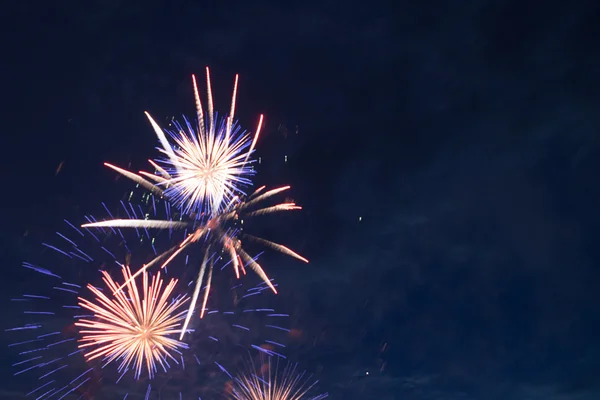 Ein buntes dreifaches Feuerwerk. — Stockfoto