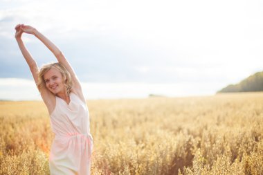 Genç bayan gün ışığından hoşlanıyor.