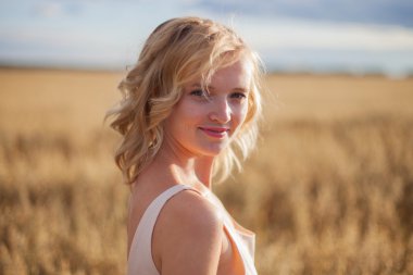 bir alanda kadın portresi