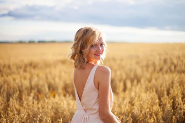 buğday alanında yürüyen genç bir kadın