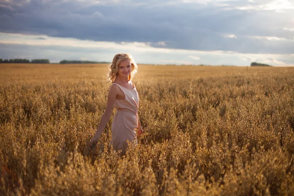 Jeune femme dans le champ de blé — Photo