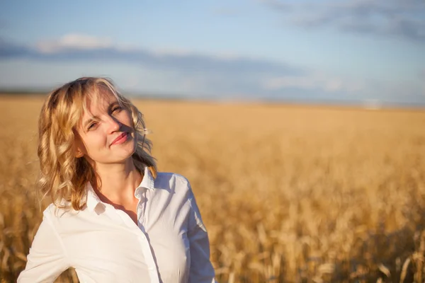 Junge Frau — Stockfoto