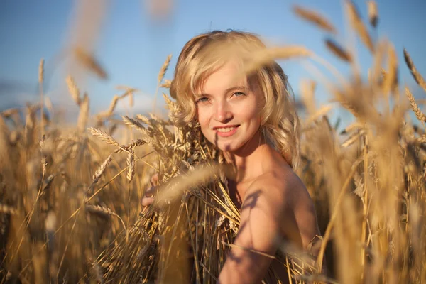 Jolie jeune femme dans la prairie d'été au coucher du soleil jaune — Photo