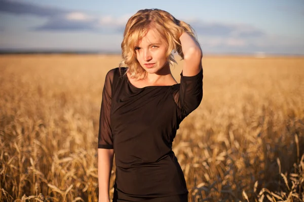 Femme dans un champ de maïs — Photo