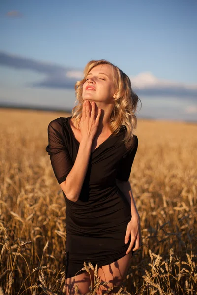 Donna felice nel grano dorato — Foto Stock