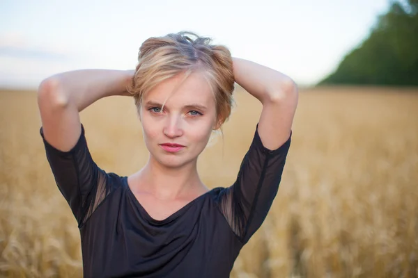 Jeune femme sur le champ de blé — Photo