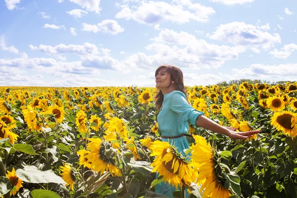 Young woman on field in summer — Stock Photo, Image