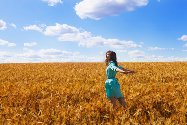 Woman portrait in a field