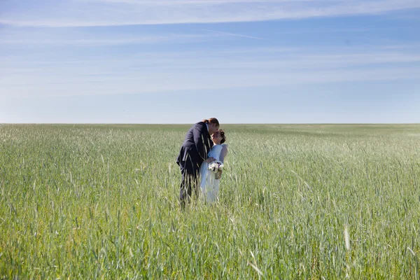 Happy couple on wedding day — Stock Photo, Image