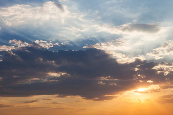 Il sole splende attraverso nuvole basse — Foto Stock