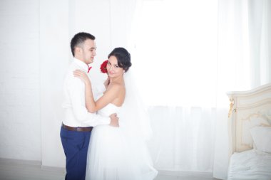 Gelin ve damat beyaz bir arka plan üzerinde