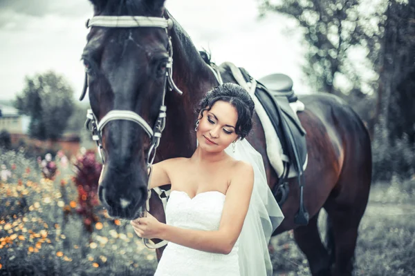 말과 함께 서 있는 하얀 드레스에 젊은 여자 — 스톡 사진