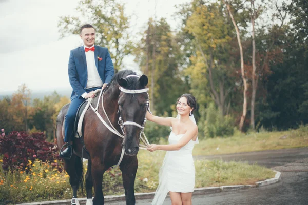 Nevěsta a ženich — Stock fotografie