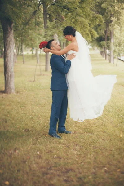 Um casal feliz recém-casado — Fotografia de Stock