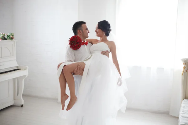 Une jeune mariée et un jeune marié regardant avec amour dans les yeux de l'autre — Photo