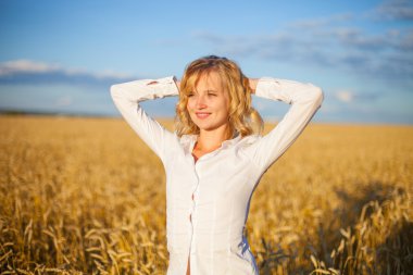 Genç kadın buğday tarlasında
