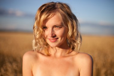 yaz gün batımı genç güzel kadın açık havada