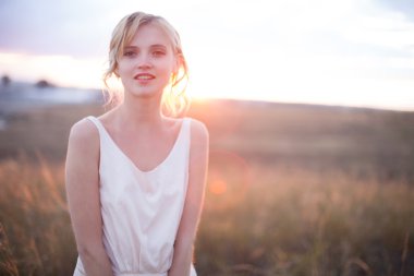 Genç bayan gün ışığından hoşlanıyor.