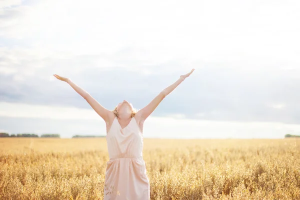 Nette Frau auf dem Feld — Stockfoto