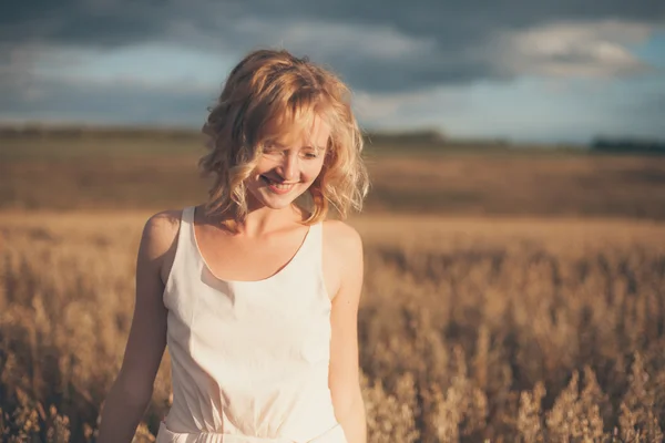 Portrait de femme dans un champ — Photo