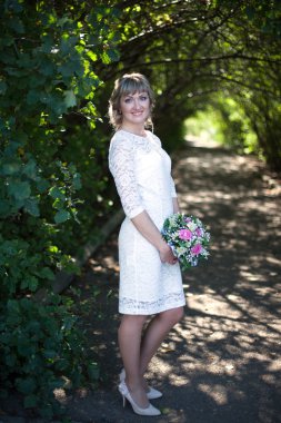 Ayakta çok güzel bir gelin