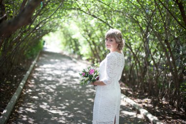 Ayakta çok güzel bir gelin