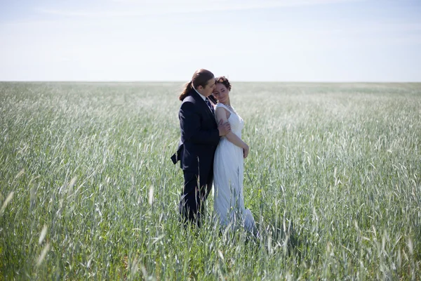 Sommerhochzeit junge Erwachsene — Stockfoto