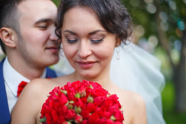 Bruden & brudgummen utomhus — Stockfoto