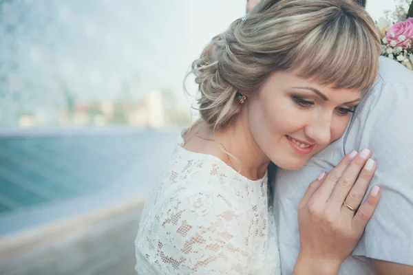 Wedding couple in romantic setting — Stock Photo, Image