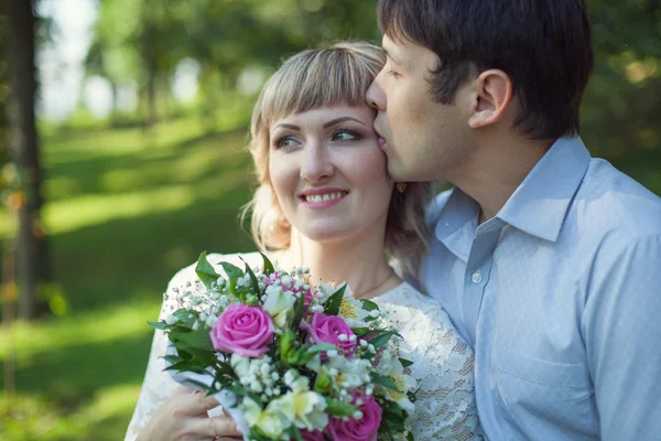 Novia y novio —  Fotos de Stock