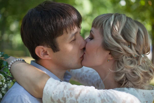 Kiss of young bride and groom — Stock Photo, Image